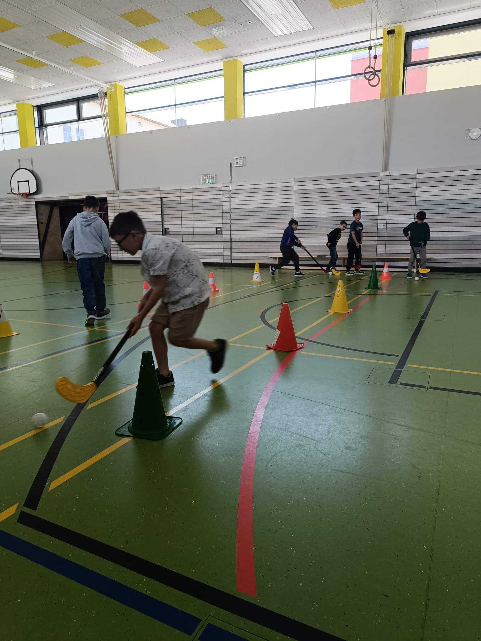 Kinder spielen Hockey