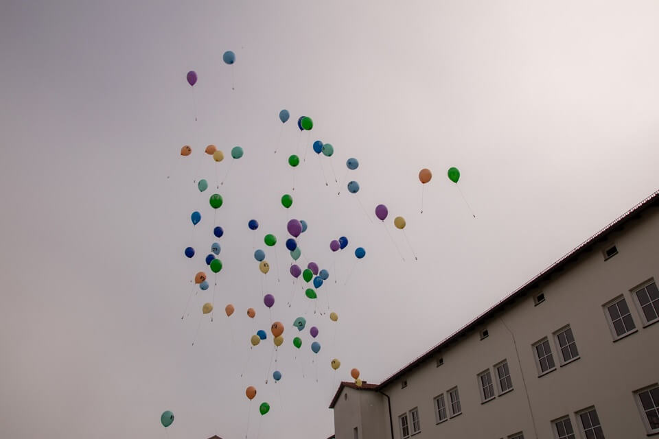 bunte Luftballons fliegen in den Himmel