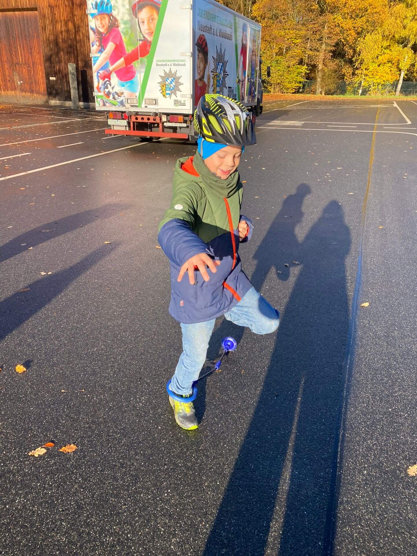 Junge spielt mit blauem Fußkreisel