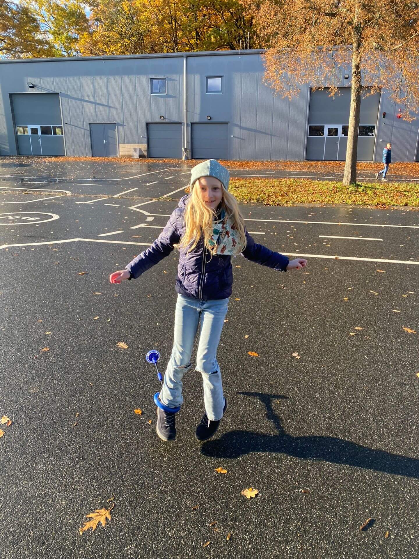 Mädchen hüpft mit Fußkreisel