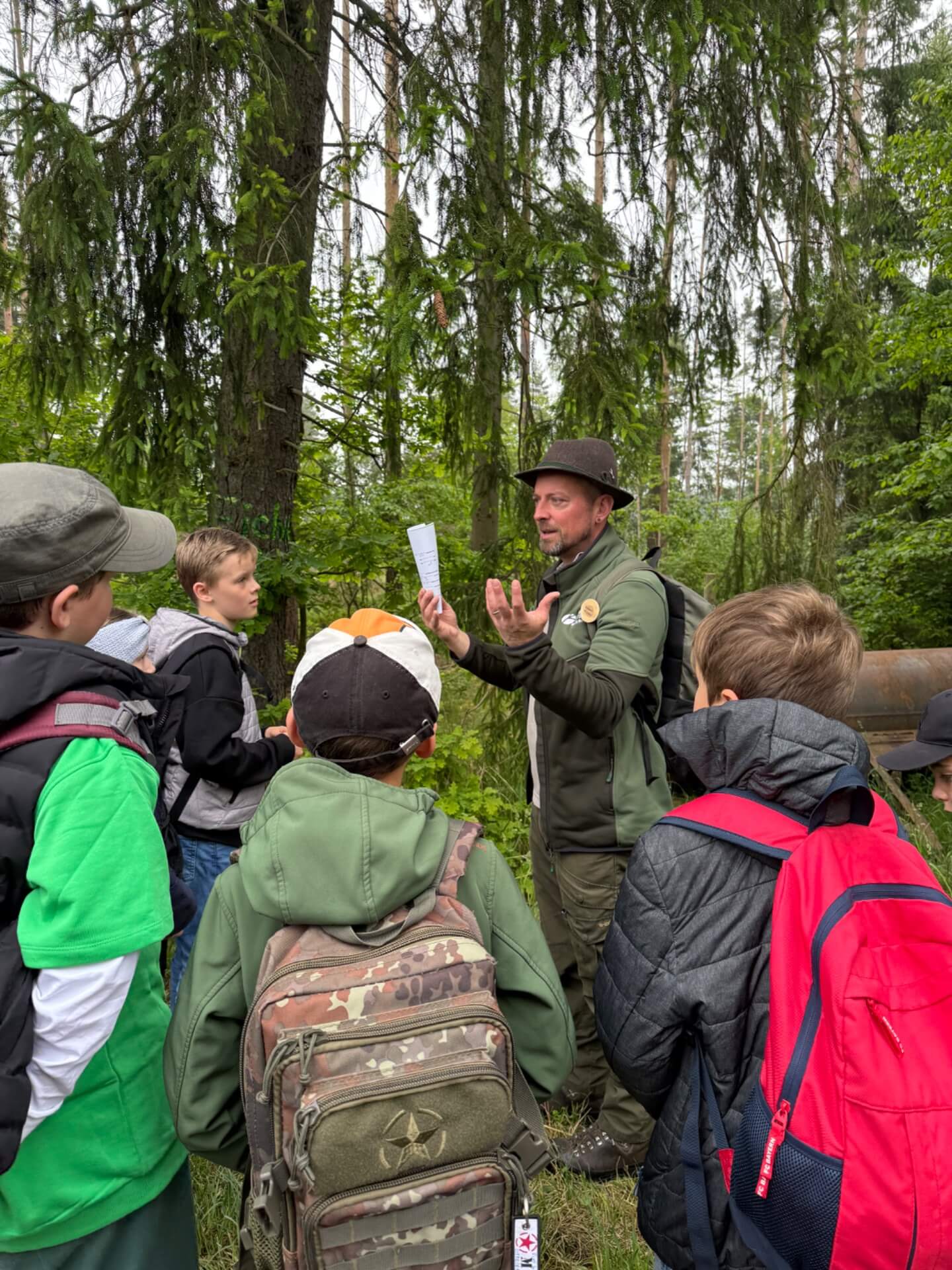 Förster erklärt Klasse etwas im Wald